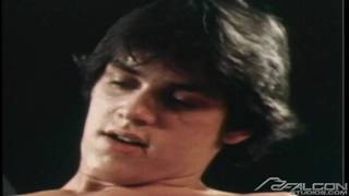 Jeune mâle se masturbe en porno vintage gay