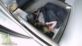 Deux jeunes blondes au lit baisent avec un ami qui vient d'arriver