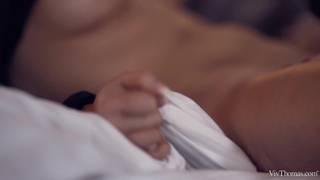 Blonde et brunette se mettent des coups de langues sur la chatte