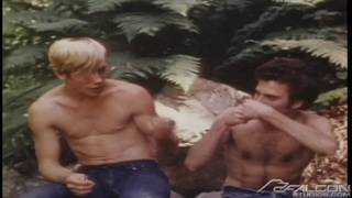 Ce blond se fait bouffer la queue et le cul par un gars en plein air