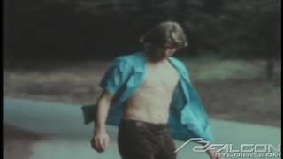 Après le skate il prend sa douche et se branle