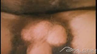 Ils révisent en fumant un pétard et s'enculent dans la douche