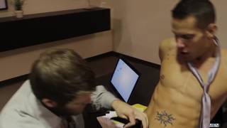 Après la réunion les deux mecs se sodomisent