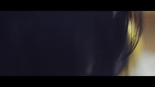 Vikki blows dans des poses sensuels