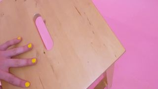 Une jeune étudiante adore sucer en gros plan