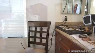 Un grand black pour combler une blonde BBW