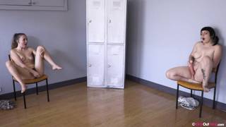 Ginny et Olive se masturbent avec un gode