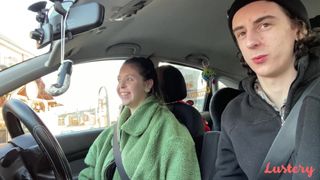 Jeune couple fait du shopping puis de l'anal