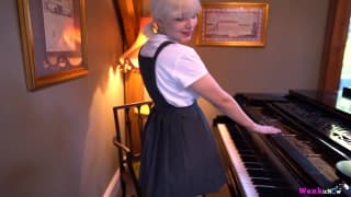 Une pianiste se déshabille en douceur !