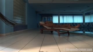 Une femme baise et domine ce mec soumis