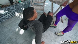 Blonde au gros nichon baise son Black Stalker Big Cock