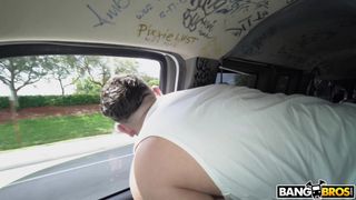 Milu Blaze ramassée, baisée dans le bang bus et virée dehors