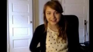 Jolie petite teen touche sa chatte poilue