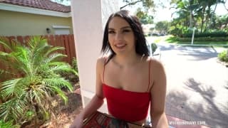 Sexy brune prise par la chatte sur le canapé