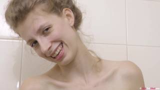 Douche exotique avec pisse pour Alice !