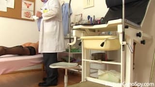 Examen chez le gyneco pour une mature