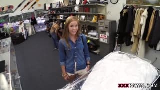 Une femme mariée se fait baiser dans un magasin