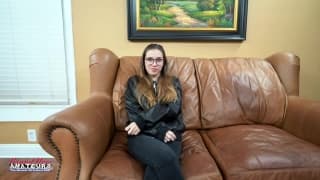 Elle va orgasmer avec son nouveau jouet