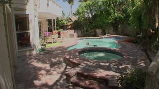 Blackette avec un piercing à la chatte se fait culbuter!