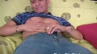 Il verse de l'huile sur le corps et se branle