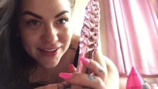 Karmen Karma lèche son dildo après se l'être enfoncer dans la chatte