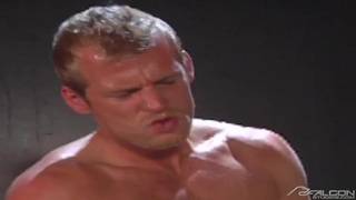 Sexe hard core entre trois pornstars masculins