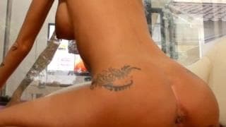 Elle se prend un gode dans la chatte en plus de son Lovense Lush