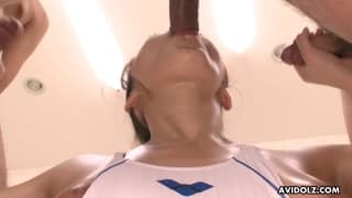 Vibros et sperme pour une japonaise huilée