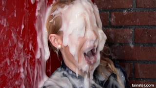 Bukkake massif de sextoy pendant un gloryhole