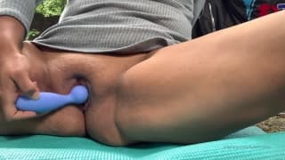 Amatrice se masturbe au bord de la rivière