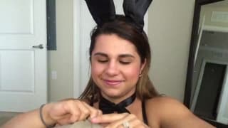 Jeune lapine suce et baise un gode en POV