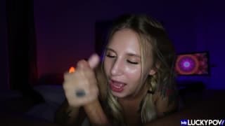 Blondinette offre à ce mec une fellation de folie dans le noir