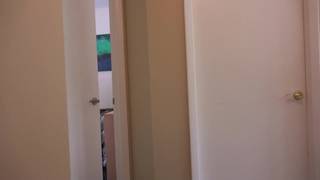 Une déesse brune va régaler un branleur