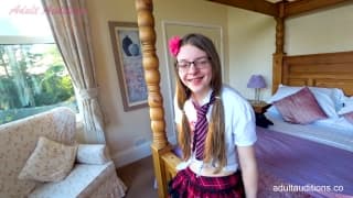 Une nerd se fait dévergonder en casting !