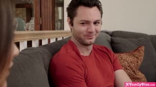 Il devient fou avec les nibards de sa demi-sœur