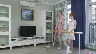 Deux danseuses font des étirements et des caresses