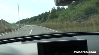 Rebecca suce la bite d'un mec dans une voiture pour ne pas marcher