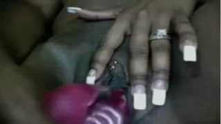 Black amatrice met un gode sur son gros clito