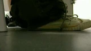 Deux hommes amateurs se branlent dans les chiottes