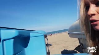 Jolie blonde tatouée se fait prendre en levrette !