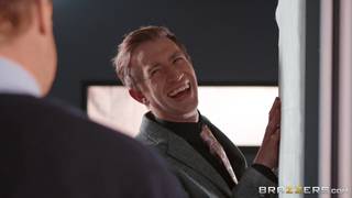 Stacy Cruz suce le directeur en secret