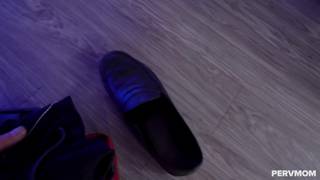 Alix Lynx excite ce mec avec un de ses porno et le baise en vrai après