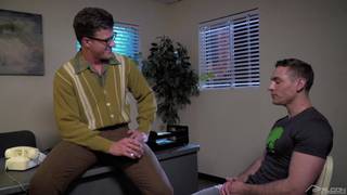 Fane Roberts suce la bite de son boss et se fait sauter sur le bureau