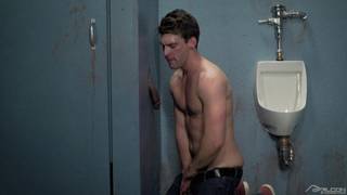 Dustin Holloway suce la bite de Derek Maxum par un Gloryhole