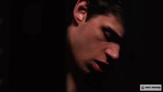 Kurtis Wolfe entend Michael Delray se branler et fait pareil