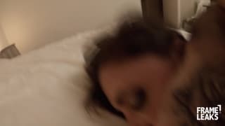 Il dine avec cette brune et elle veut le sucer au toilette