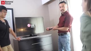 Deux asiatique s'occupe d'une belle blonde dans sa chambre