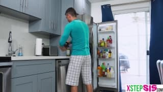 Son demi-frère la surprend nue et la saute