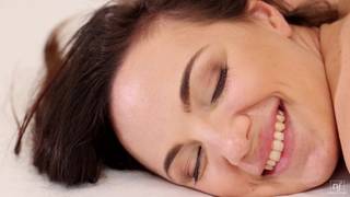 Kristy Black attire un mec en se touchant et se fait démonter