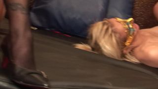 Deux jolies amatrices s'offrent une partouze en club